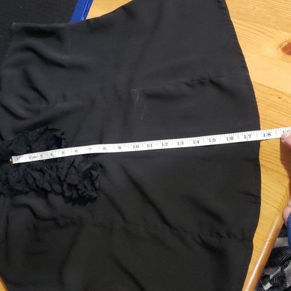 Suzy Shier Black Ruffle Sleeveless Blouse. Size L. - Picture 6 of 8